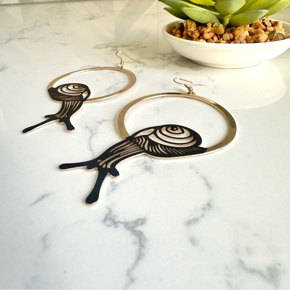2/$30🌵 Cute Snail Outline Gold Hoop Earrings Linear Hippie Bohemian Unique NEW - Picture 3 of 11